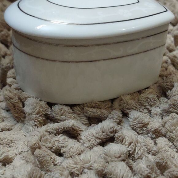Wedgwood Icing Soft White Heart Ring Jewelry Trinket Box Silver Trim 4 1/2 x 4 - Picture 4 of 9